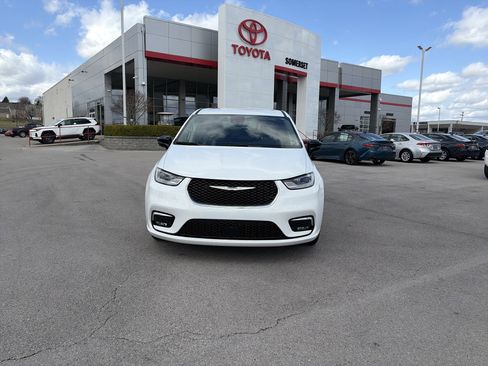 Used 2024 Chrysler Pacifica Touring-L image 2