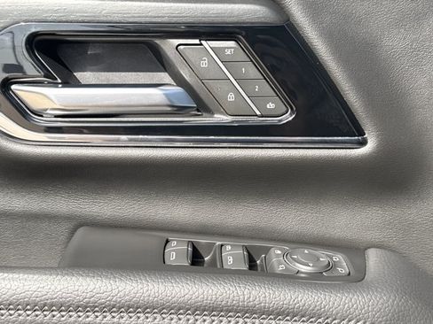 Used 2025 GMC Yukon Denali AWD/4WD image 19