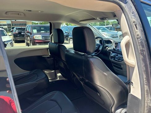 Used 2023 Chrysler Pacifica Touring-L AWD/4WD image 30