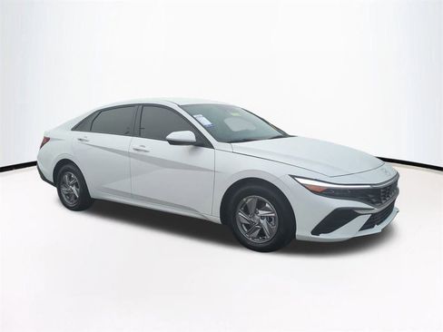New 2026 Hyundai Elantra SE FWD image 2