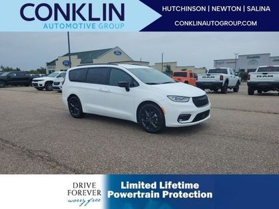 New 2026 Chrysler Pacifica Select w/ S Appearance Package