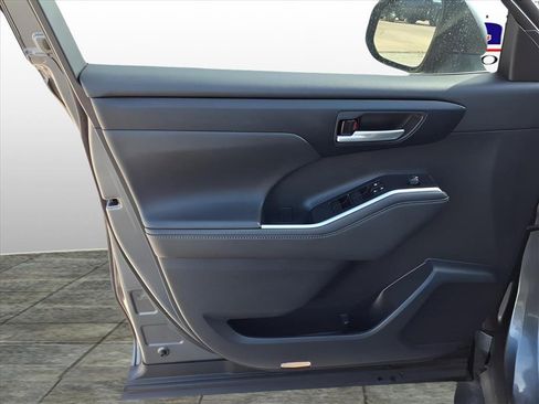 Used 2024 Toyota Highlander XLE image 12