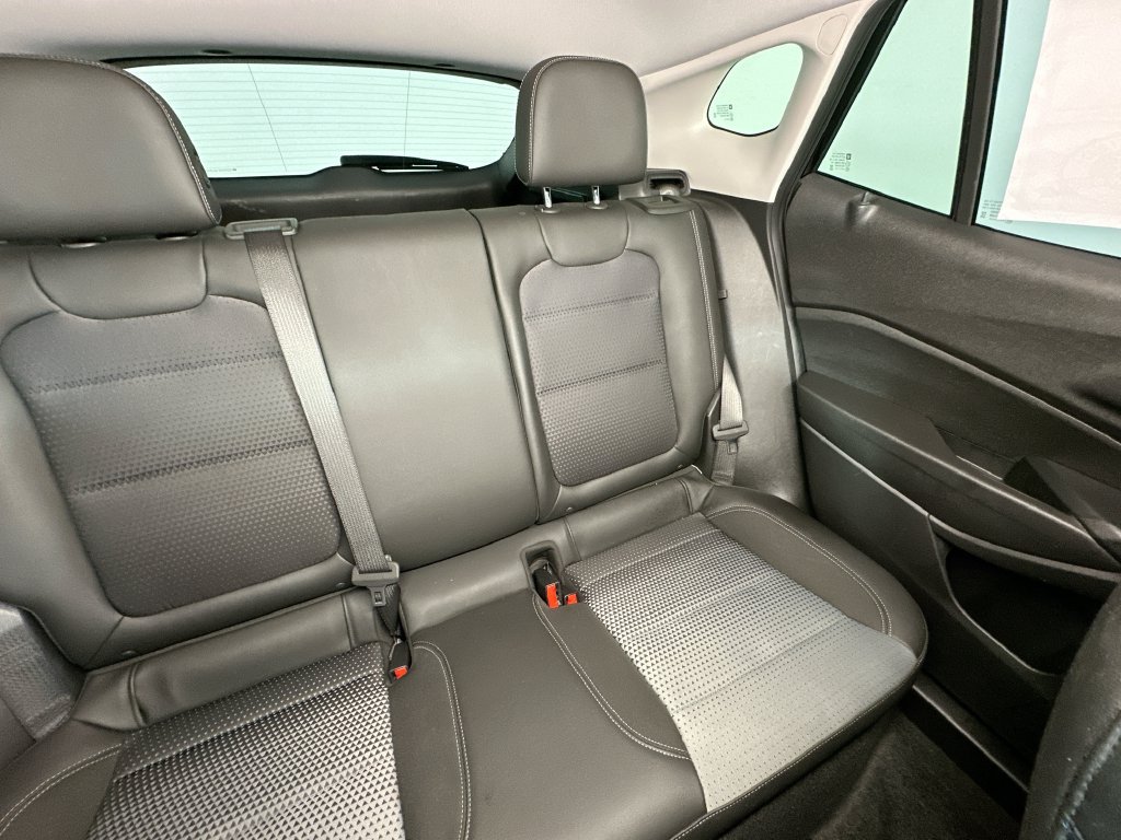 Used 2025 Chevrolet Trax LT w/ LT Convenience Package FWD image 14