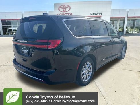 Used 2024 Chrysler Pacifica Touring-L FWD image 5