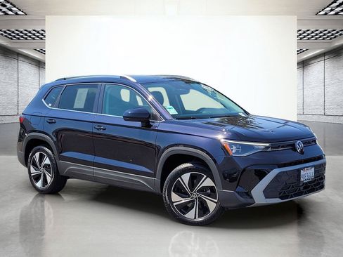 Certified 2025 Volkswagen Taos SE AWD/4WD image 2