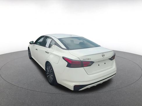 Used 2025 Nissan Altima 2.5 SV FWD image 11