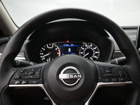 Used 2025 Nissan Altima 2.5 SV FWD image 13