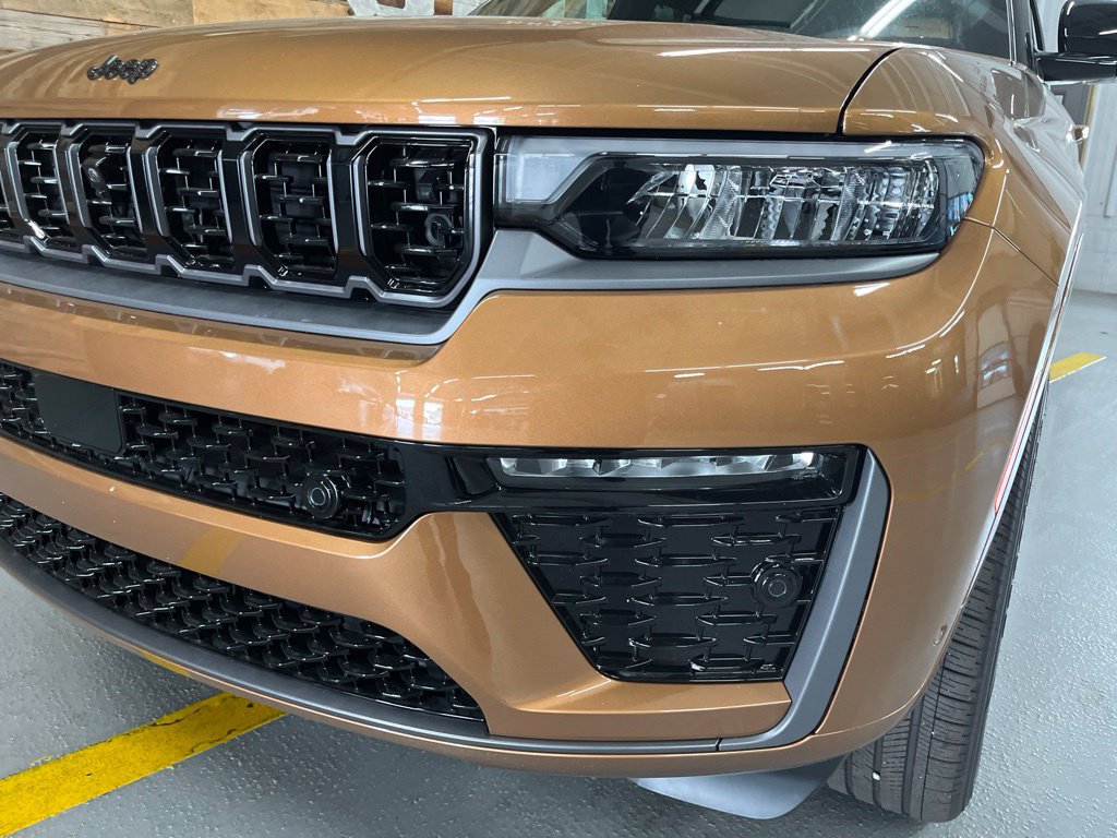 New 2027 Jeep Grand Cherokee Summit w/ Adv Protech Group IV AWD/4WD image 10
