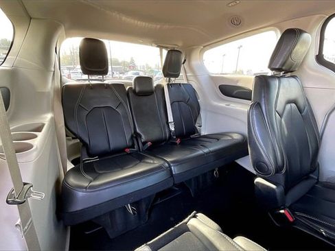 Used 2024 Chrysler Pacifica Touring-L image 28