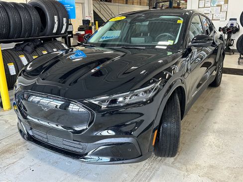 Certified 2025 Ford Mustang Mach-E Premium AWD/4WD image 4