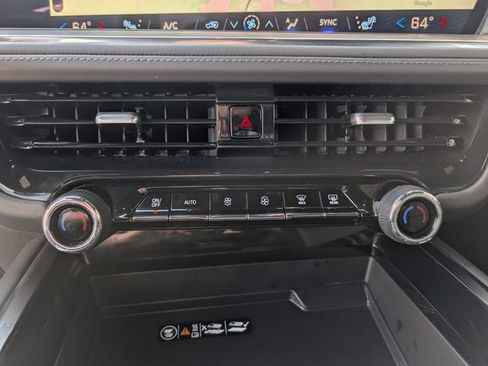 Used 2025 Chevrolet Suburban Z71 image 17