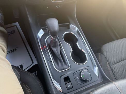 Used 2021 Chevrolet Traverse LT image 16