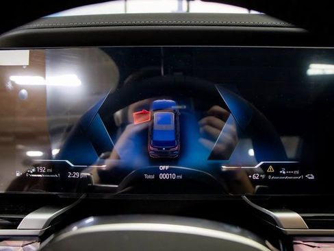 Used 2025 BMW 750e xDrive w/ Executive Package image 18