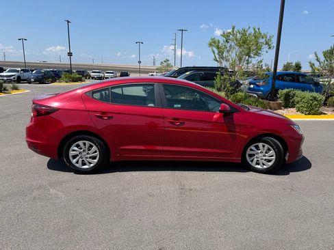 Used 2019 Hyundai Elantra SE FWD image 4
