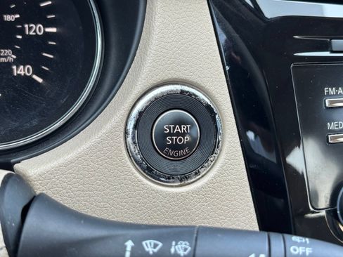 Used 2014 Nissan Rogue SV FWD image 9