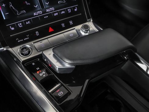 Used 2022 Audi e-tron Premium Plus w/ Premium Plus Package image 31