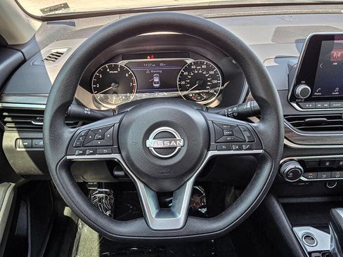 Used 2025 Nissan Altima 2.5 SV FWD image 27