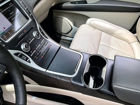 Used 2018 Lincoln MKX Reserve w/ Driver Assistance Package FWD image 17