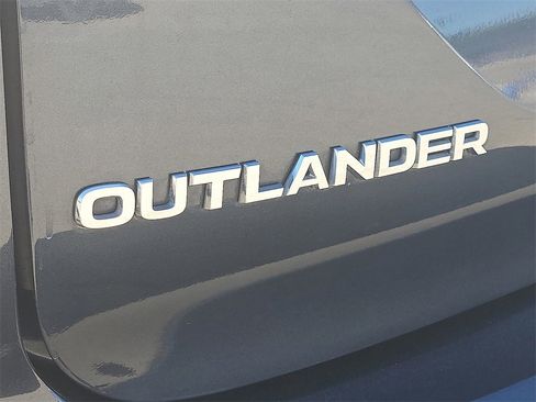 Used 2025 Mitsubishi Outlander SE image 13