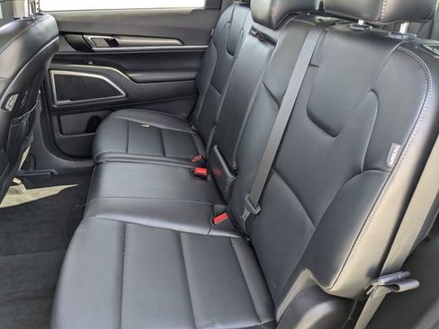 Used 2024 Kia Telluride LX image 13