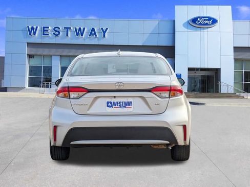 Used 2022 Toyota Corolla LE image 4