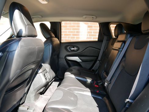 Used 2018 Jeep Cherokee Trailhawk w/ Cold Weather Group image 10