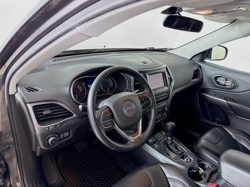 Used 2019 Jeep Cherokee Latitude Plus w/ Cold Weather Group AWD/4WD image 23