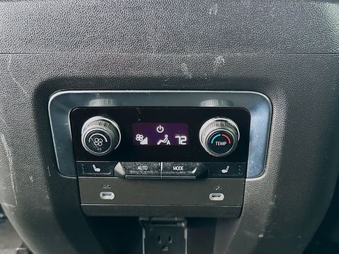 Used 2023 Chevrolet Suburban Premier RWD image 17