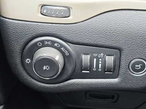 Used 2016 Jeep Cherokee Latitude w/ Comfort & Convenience Group AWD/4WD image 22