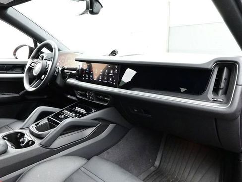 Certified 2025 Porsche Cayenne Coupe AWD/4WD image 18