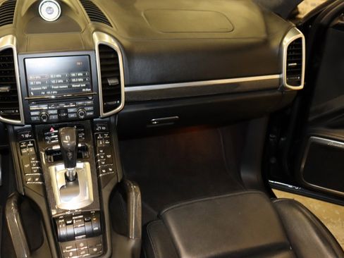 Used 2012 Porsche Cayenne Turbo image 35