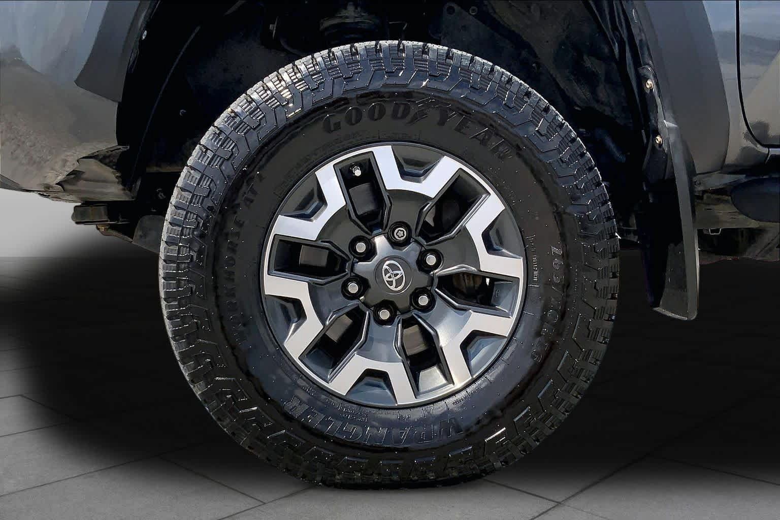 Used 2020 Toyota Tacoma TRD Off-Road w/ Technology Package AWD/4WD image 11