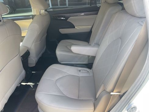 Used 2024 Toyota Highlander Platinum image 7
