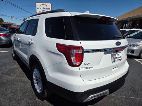 Used 2017 Ford Explorer XLT w/ Equipment Group 202A FWD image 4