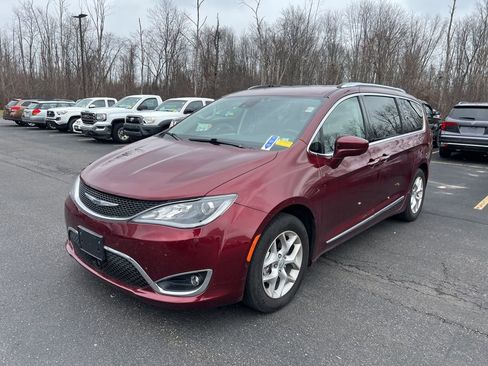 Used 2020 Chrysler Pacifica Touring-L w/ Tire & Wheel Group image 3
