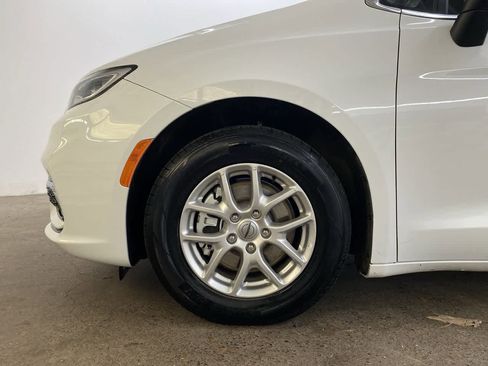 Used 2023 Chrysler Pacifica Touring-L FWD image 10