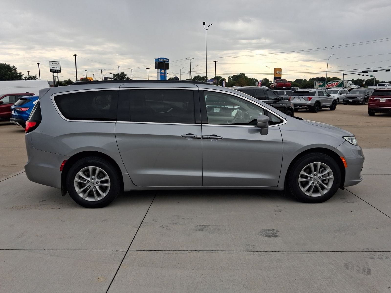 Used 2021 Chrysler Pacifica Touring w/ Cold Weather Group AWD/4WD image 6