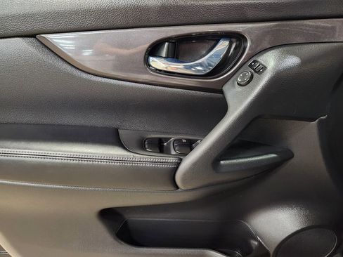 Used 2019 Nissan Rogue SV image 43