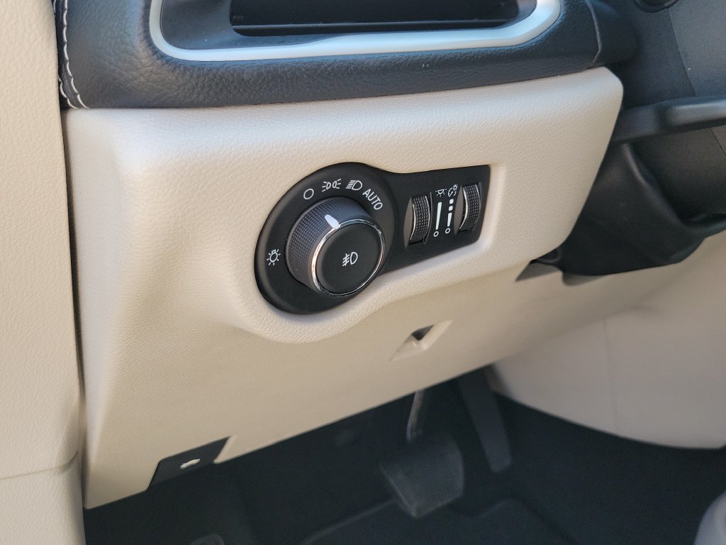 Used 2024 Chrysler Pacifica Limited FWD image 23