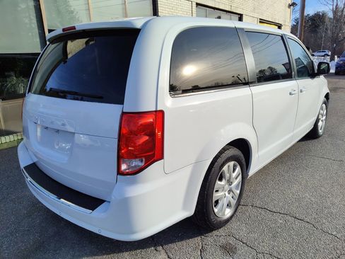 Used 2018 Dodge Grand Caravan SE w/ UConnect Hands-Free Group image 8