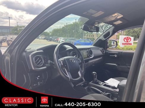 Used 2018 Toyota Tacoma TRD Sport AWD/4WD image 3