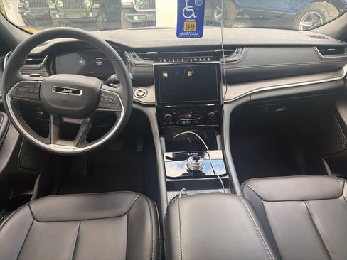 Used 2025 Jeep Grand Cherokee Limited w/ Black Appearance Package image 16