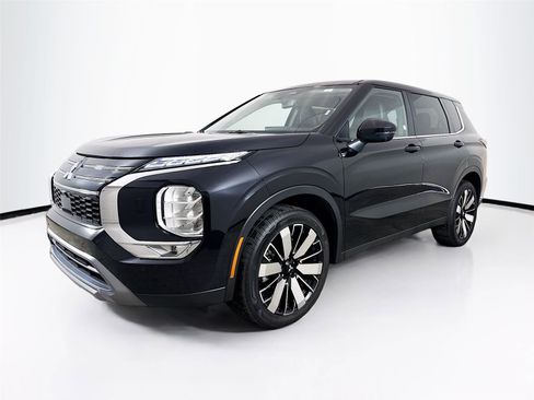 Used 2025 Mitsubishi Outlander SE image 3