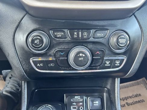 Used 2017 Jeep Cherokee Latitude w/ Safety/Convenience Group AWD/4WD image 25