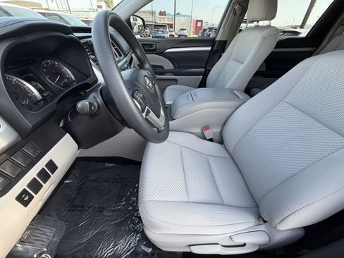 Used 2019 Toyota Highlander LE FWD image 15