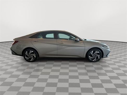 Used 2025 Hyundai Elantra Limited image 12
