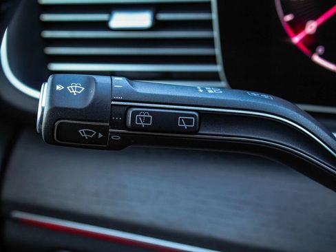 Used 2025 Mercedes-Benz GLE 450e 4MATIC w/ AMG Line Interior image 28