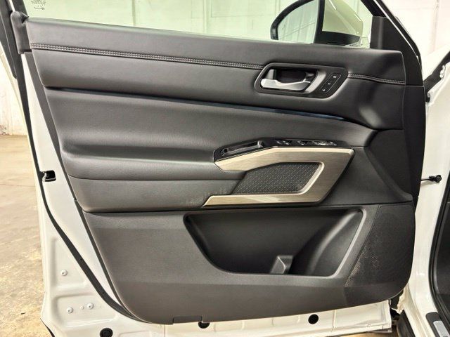 Used 2023 Nissan Pathfinder Platinum FWD image 18