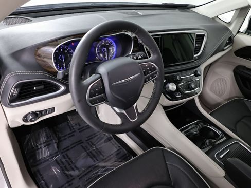 Used 2024 Chrysler Pacifica Limited FWD image 23