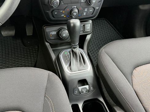 Used 2023 Jeep Renegade Latitude AWD/4WD image 16